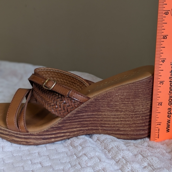 Italian Shoemakers Women's Tan Sandals. Mule Wedge Slip On. Size 8W - Picture 8 of 8